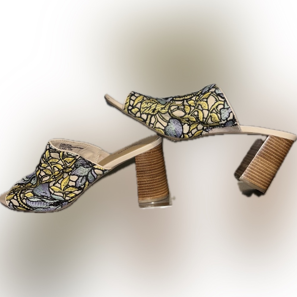 Beautiful Embroidered slides - Picture 2 of 13